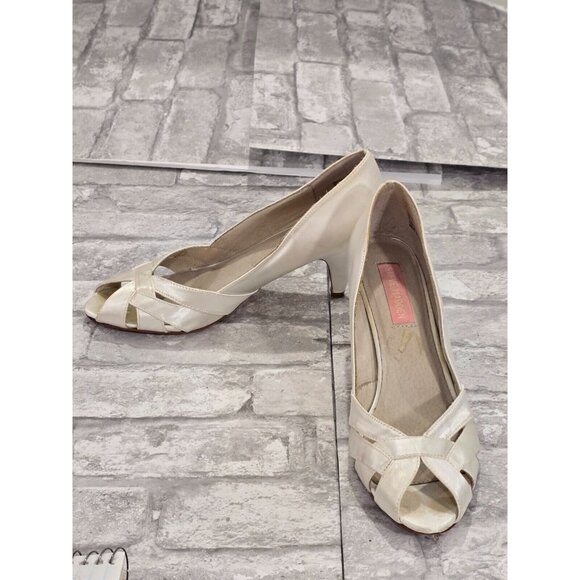 Y2K 90's Steve Madden Size 8 Off White Peep Toe Heels Satin 2.5" heels - Picture 5 of 9